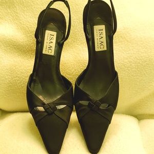 Issac Mizrahi Black Pointed leather pumps 7 1/2 AA